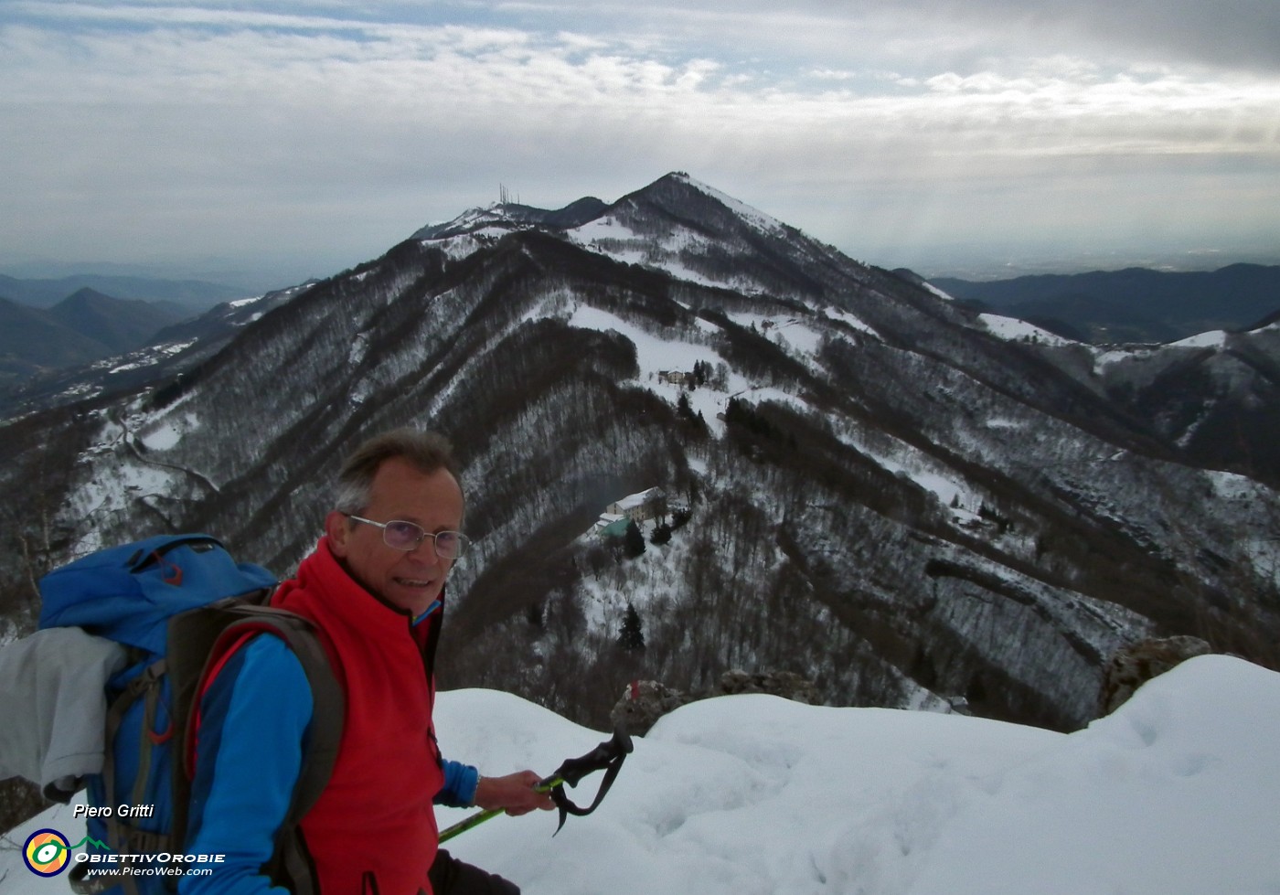 25 Un'occhiata al percorso fatto e al Monte Tesoro.JPG